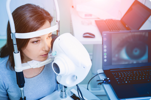 Badanie okulistyczne w Klinice Okulistyki Wojskowego Instytutu Medycznego w Warszawie.