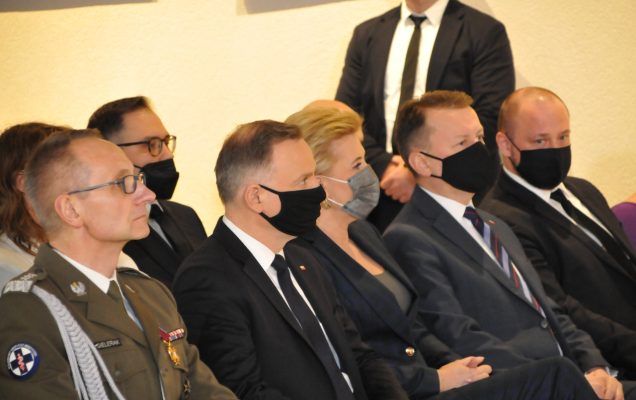 Prezydent RP Andrzej Duda oraz Dyrektor WIM Grzegorz Gielerak podczas obchodów Uroczystości 20-lecie działalności Wojskowego Instytutu Medycznego w Warszawie