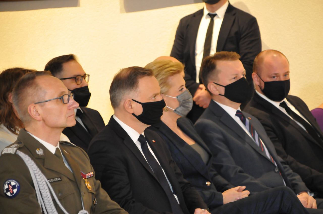 Prezydent RP Andrzej Duda oraz Dyrektor WIM Grzegorz Gielerak podczas obchodów Uroczystości 20-lecie działalności Wojskowego Instytutu Medycznego w Warszawie