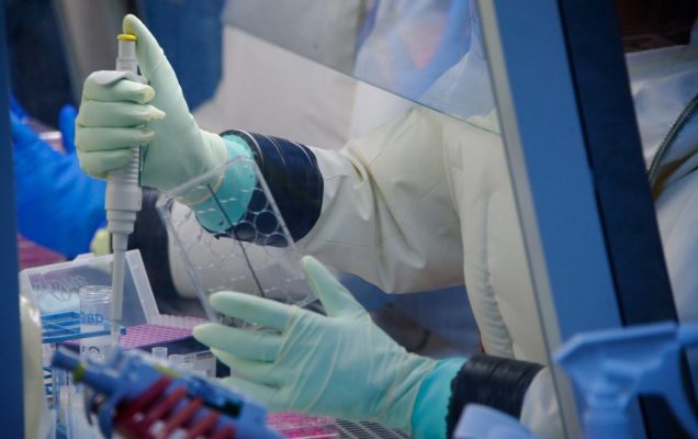 Badanie laboratoryjne naukowiec z pipetą podczas pracy