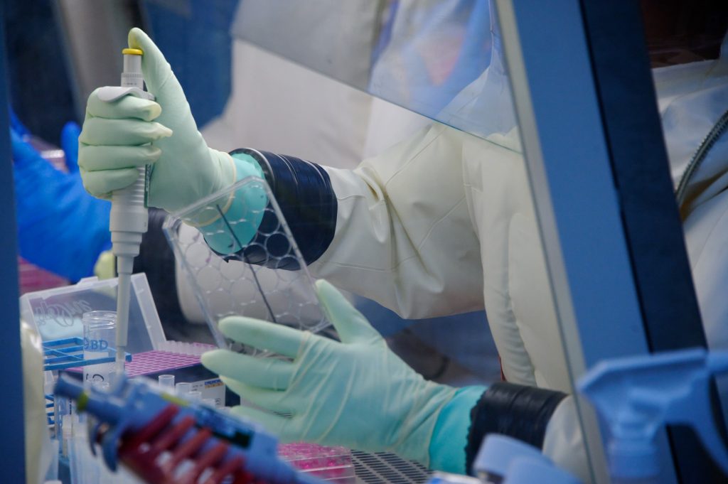 Badanie laboratoryjne naukowiec z pipetą podczas pracy