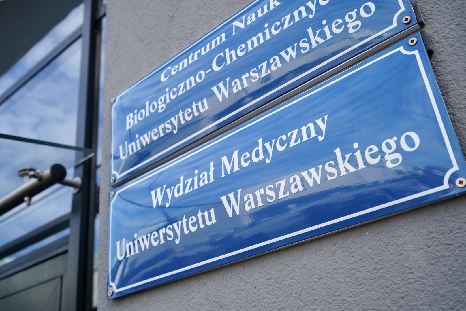 Centrum Nauk Biologiczno-Chemicznych UW tablice informacyjne
