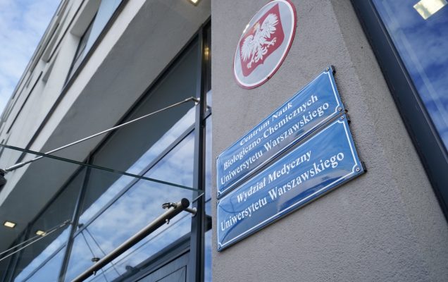 Centrum Nauk Biologiczno-Chemicznych UW tabliczka