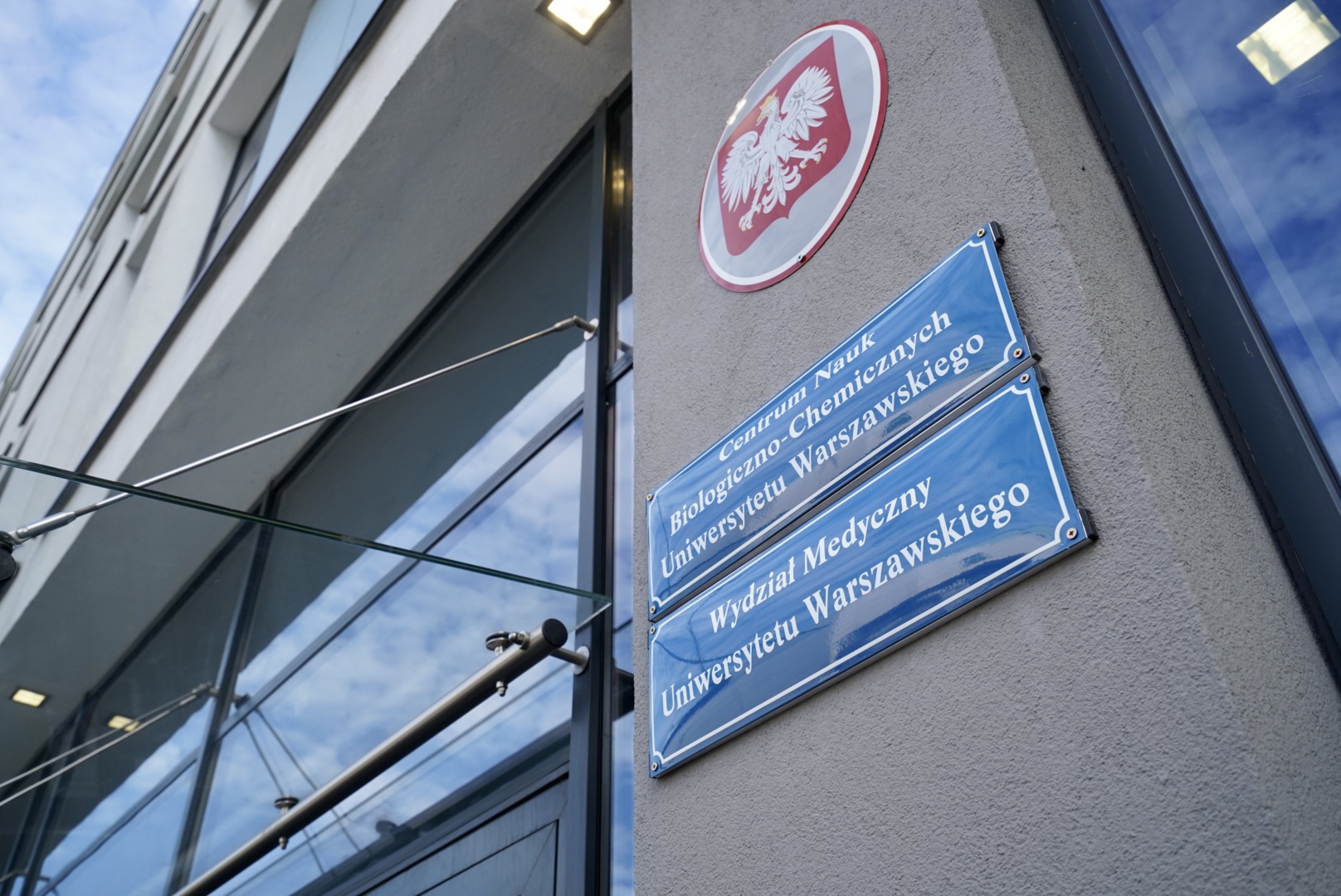 Centrum Nauk Biologiczno-Chemicznych UW tabliczka