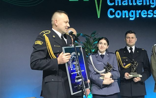 Wręczenie dyplomu honorowego asp. Przemysławowi Kaczmarczykowi