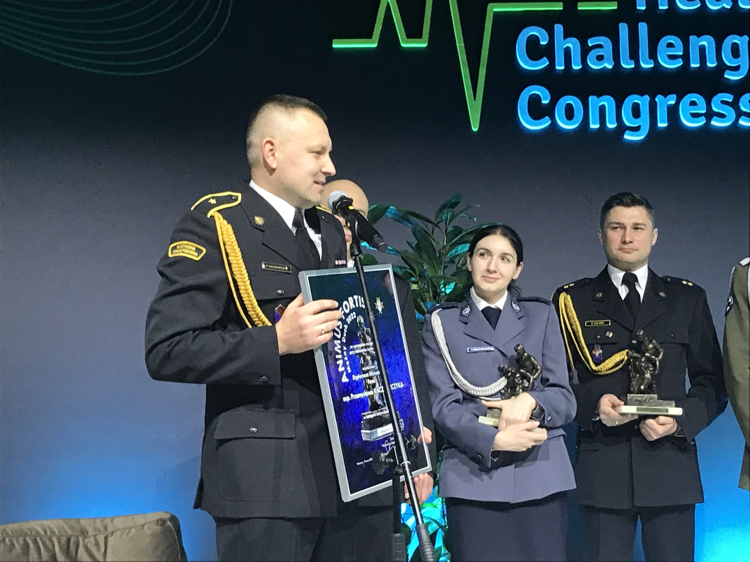Wręczenie dyplomu honorowego asp. Przemysławowi Kaczmarczykowi