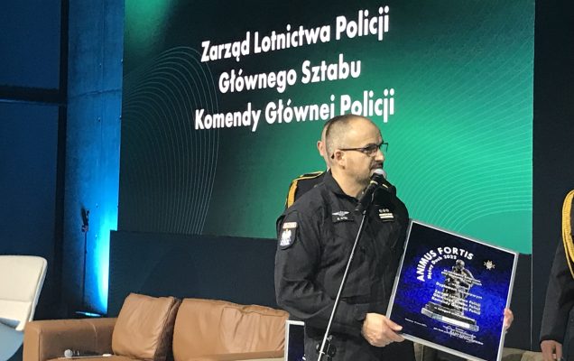 Wręczenie wyróżnienia nagrody Animus Fortis dla Zarządu Lotnictwa Policji Głównego Sztabu Policji Komendy Głównej Policji