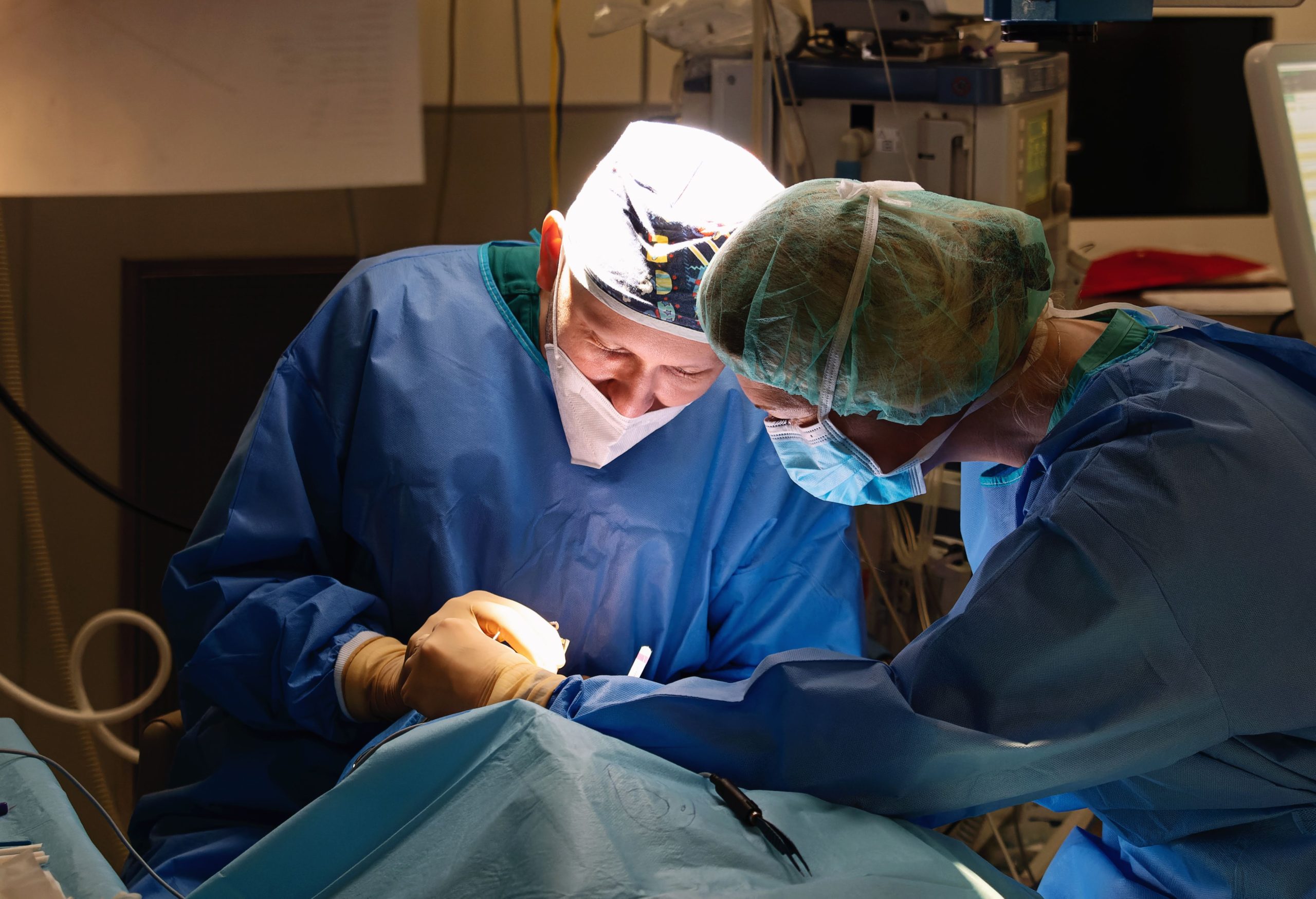 Zespół Kliniki Okulistyki WIM-PIB podczas zabiegu-wszczepienia aplikatora z Ru-106 na ścianę gałki ocznej u pacjenta z czerniakiem gałki ocznej