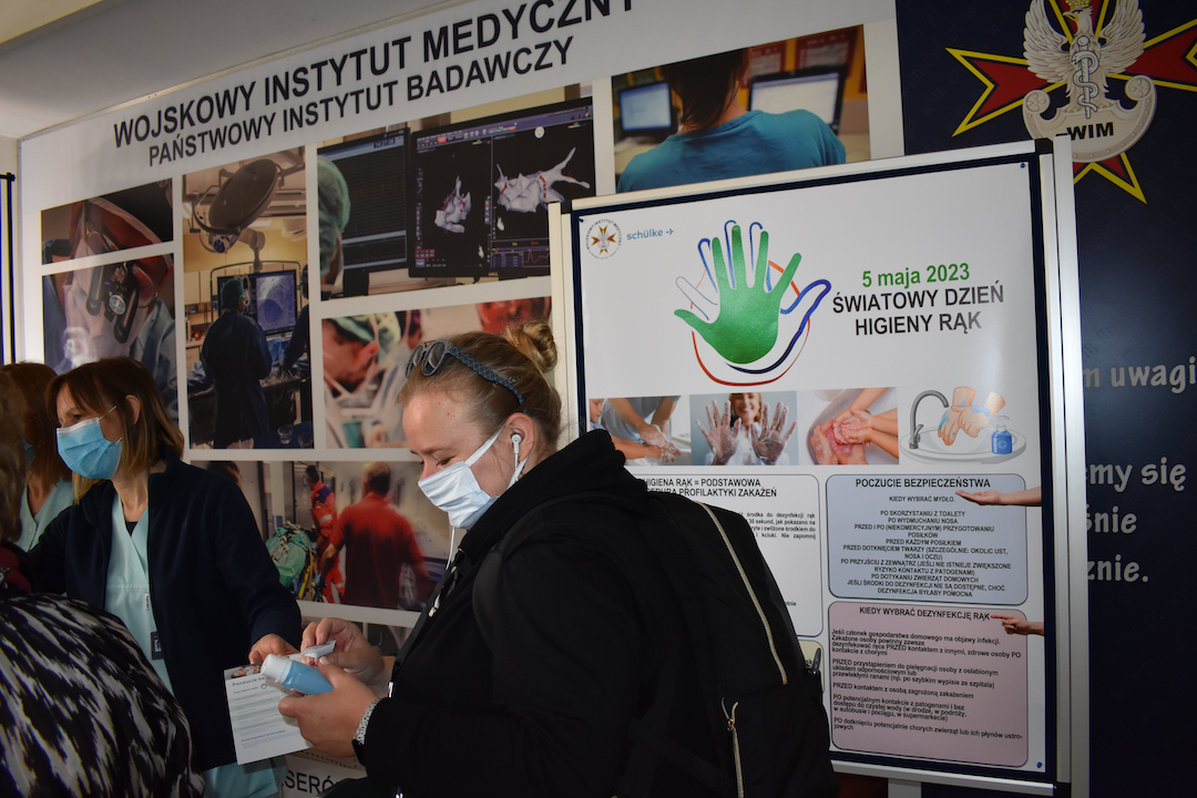 Światowy dzień higieny rąk - stoisko Wojskowego Instytutu medycznego Państwowego Instytutu Badawczego w Warszawie