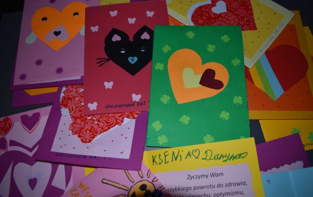 Kartki z życzeniami od uczniów Szkoły Podstawowej nr 141 im. majora Henryka Sucharskiego w Warszawie dla pacjentów Kliniki Pediatrycznej