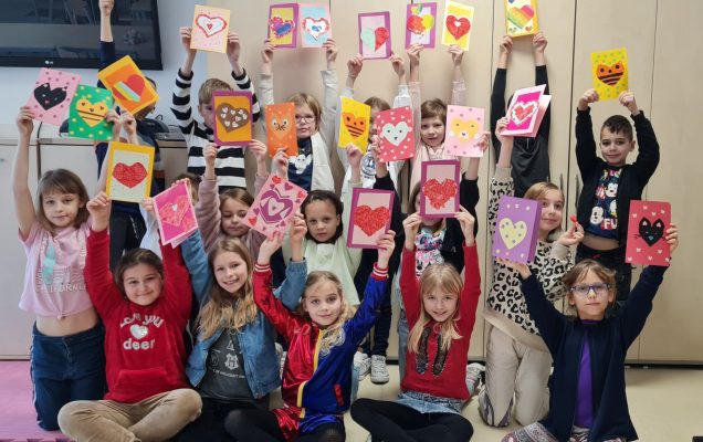 Uczniowie Szkoły Podstawowej nr 141 im. majora Henryka Sucharskiego w Warszawie ze zrobionymi kartkami z życzeniami dla pacjentów Kliniki Pediatrycznej WIM
