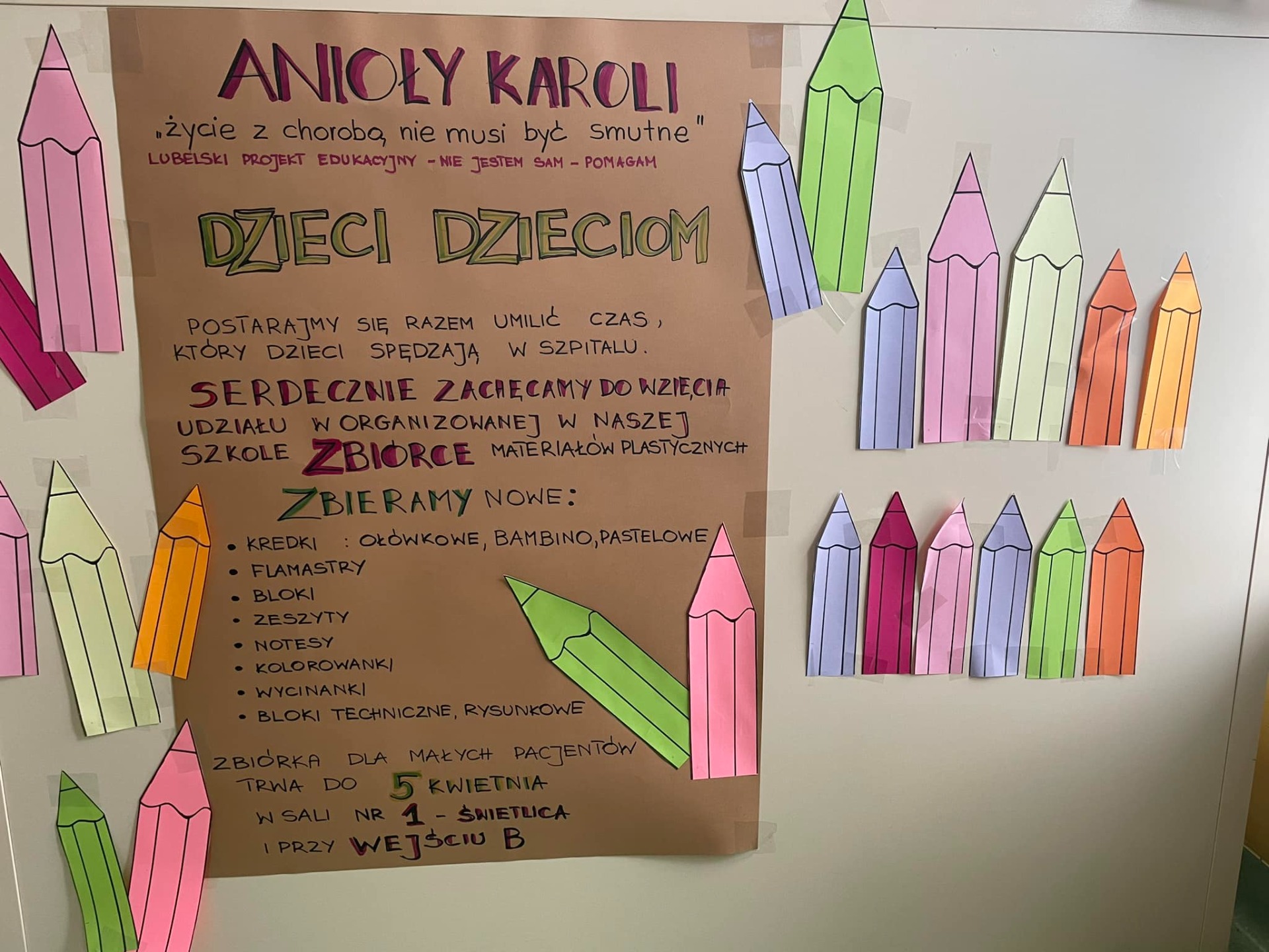 Plakat zachęcający do udziału w akcji Anioły Karoli w Szkole Podstawowej nr 141 im. majora Henryka Sucharskiego w Warszawie