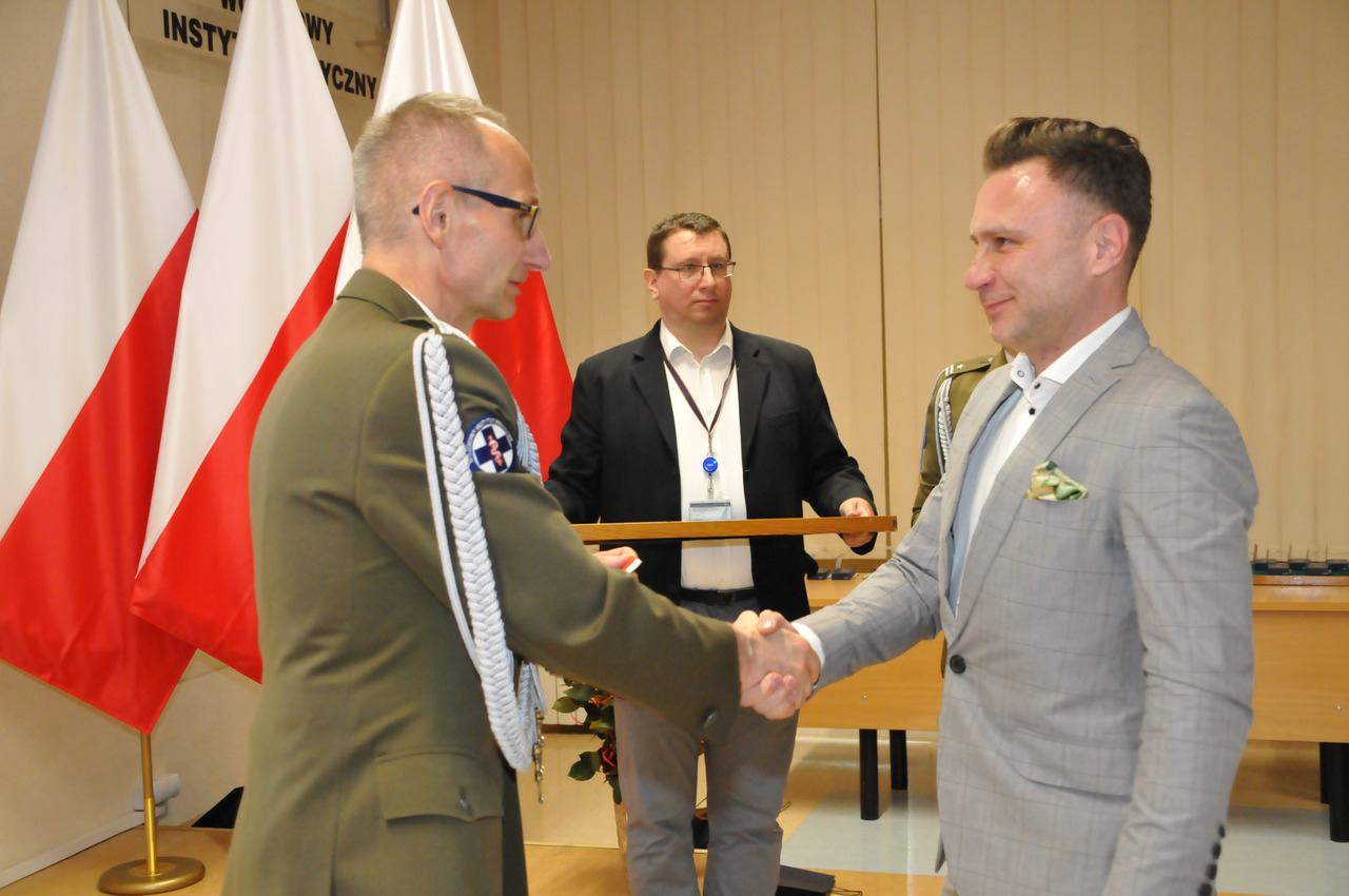 Tomasz Stępień Wójcik podczas wręczeń wyróżnień z okazji Dnia Pielęgniarki Pielęgniarza i Położnej