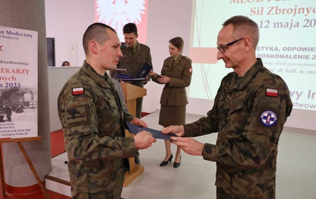 Dyrektor Wojskowego Instytutu Medycznego gen. broni prof. dr hab. n. med. Grzegorz Gielerak wręcza nagrody podczas VII Konferencji Młodych Lekarzy