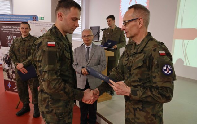 Dyrektor Wojskowego Instytutu Medycznego gen. broni prof. dr hab. n. med. Grzegorz Gielerak wręcza nagrody podczas VII Konferencji Młodych Lekarzy