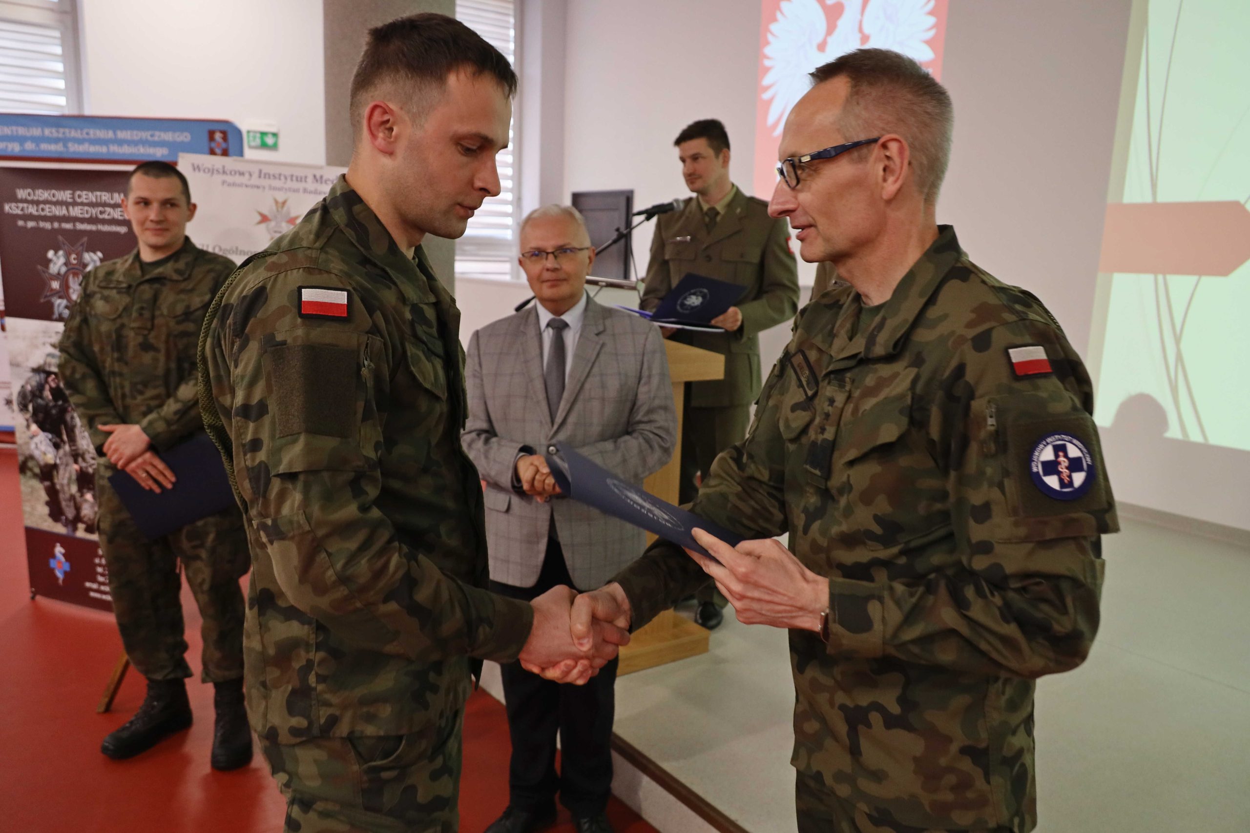 Dyrektor Wojskowego Instytutu Medycznego gen. broni prof. dr hab. n. med. Grzegorz Gielerak wręcza nagrody podczas VII Konferencji Młodych Lekarzy