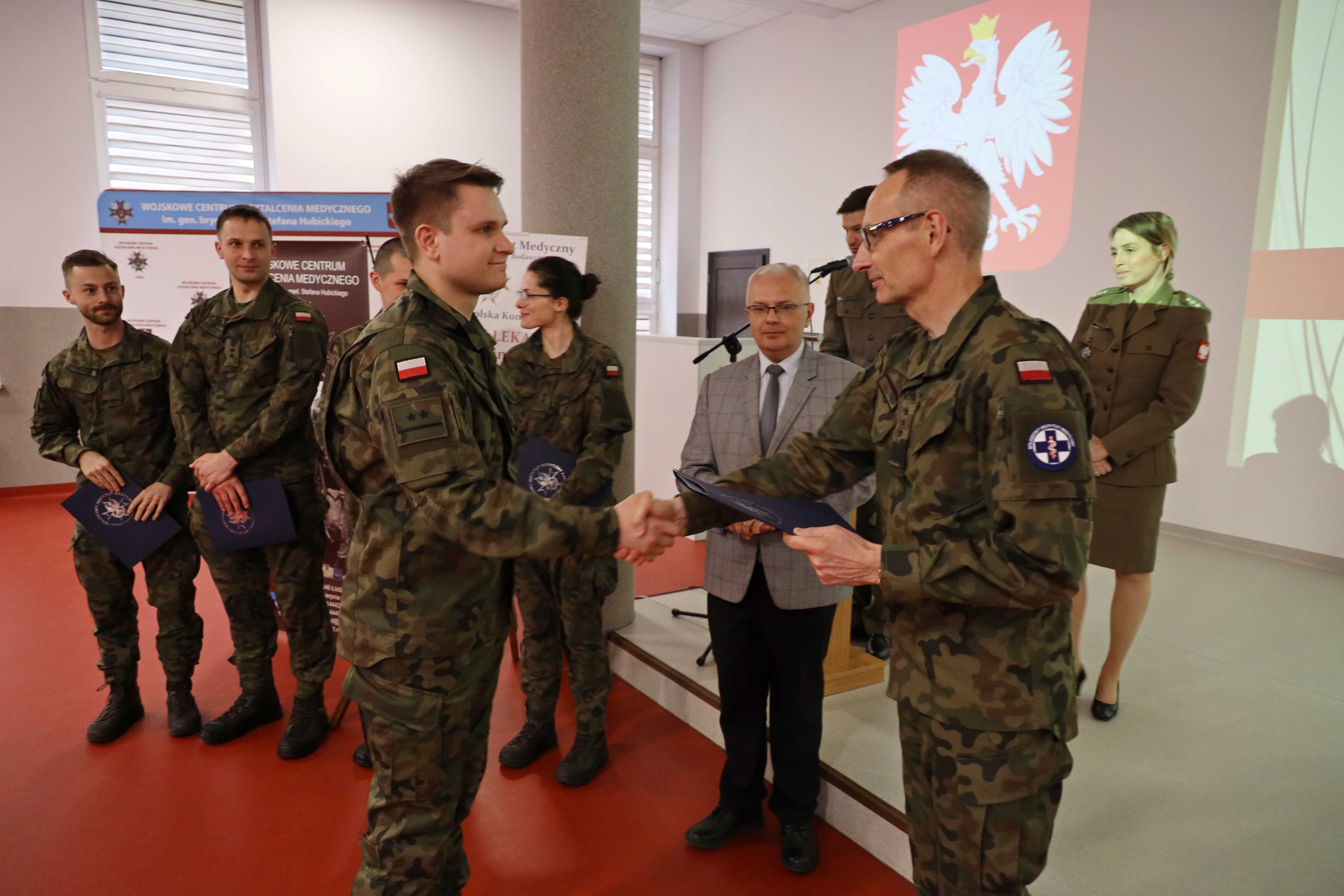 Dyrektor Wojskowego Instytutu Medycznego gen. broni prof. dr hab. n. med. Grzegorz Gielerak wręcza nagrody podczas VII Konferencji Młodych Lekarzy