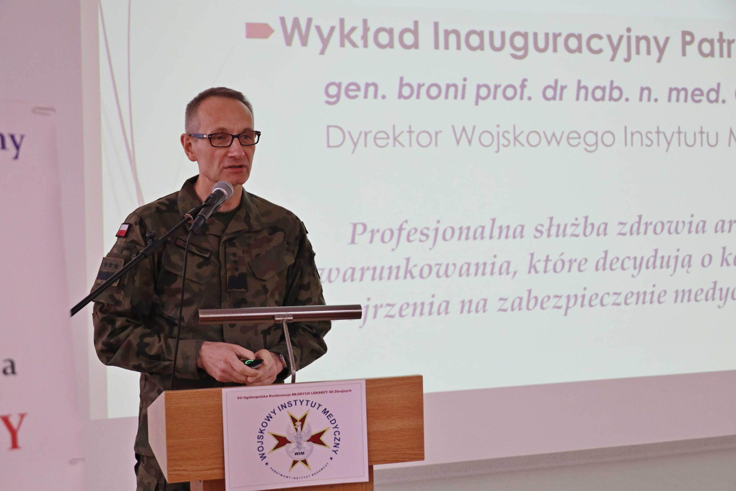 gen. broni prof. dr hab. n. med. Grzegorz Gielerak podczas VII Konferencji Młodych Lekarzy