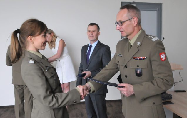 Izabela Skrzypiec podczas zakończenia studiów podyplomowych 2023 w Wojskowym Instytucie Medycznym w Warszawie