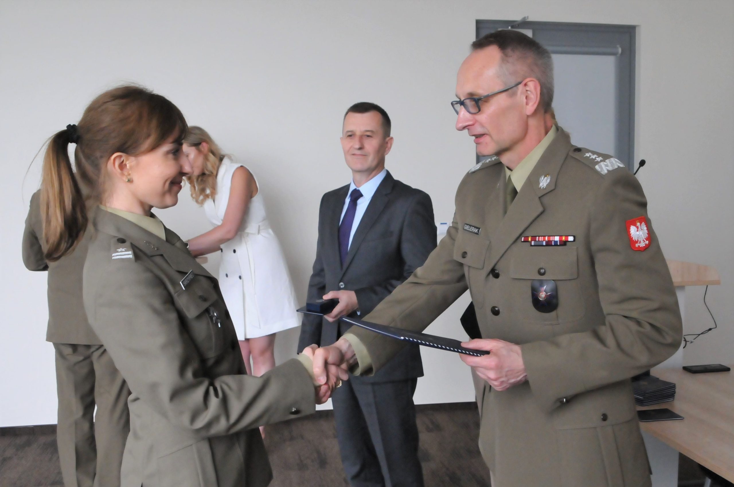 Izabela Skrzypiec podczas zakończenia studiów podyplomowych 2023 w Wojskowym Instytucie Medycznym w Warszawie