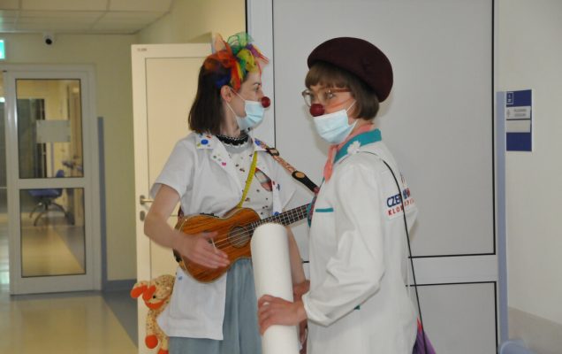 Dzień Dziecka w Wojskowym Instytucie Medycznym Czerwone noski z wizytą w Klinice Pediatrycznej