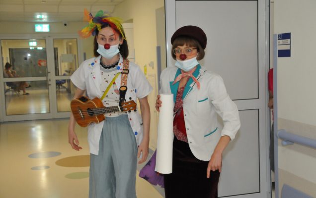 Dzień Dziecka w Wojskowym Instytucie Medycznym Czerwone noski z wizytą w Klinice Pediatrycznej