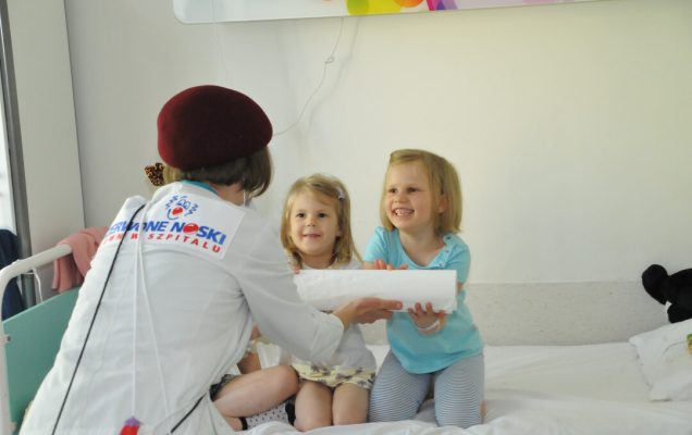 Dzień Dziecka w Wojskowym Instytucie Medycznym Czerwone noski z wizytą w Klinice Pediatrycznej
