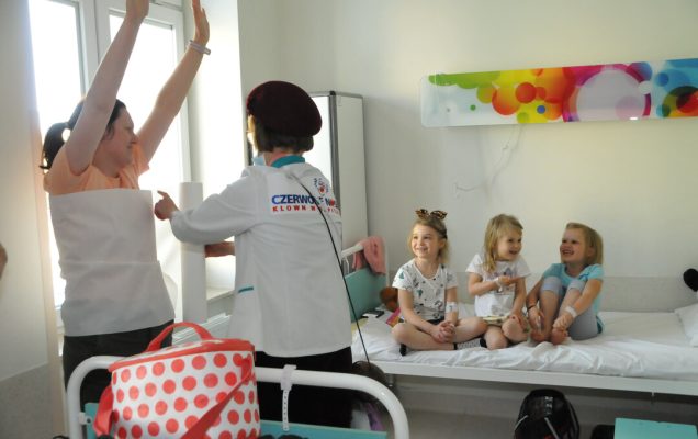 Dzień Dziecka w Wojskowym Instytucie Medycznym Czerwone noski z wizytą w Klinice Pediatrycznej