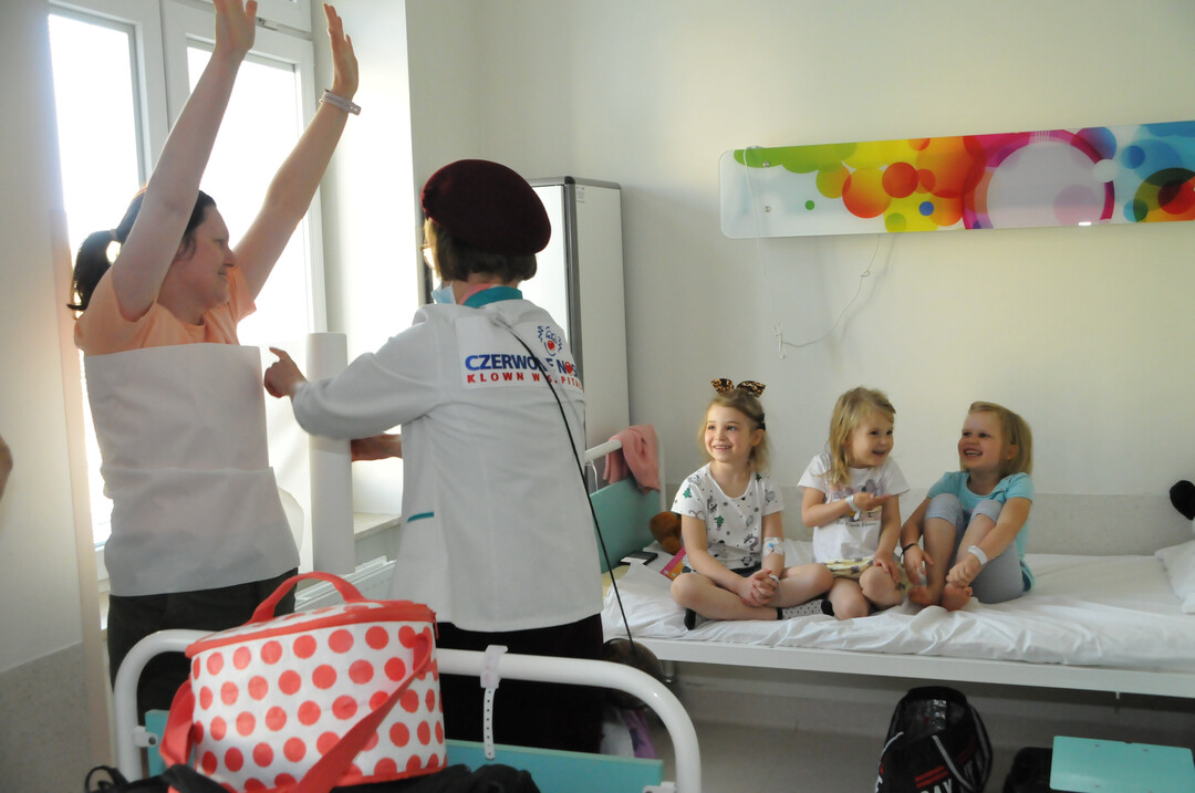 Dzień Dziecka w Wojskowym Instytucie Medycznym Czerwone noski z wizytą w Klinice Pediatrycznej