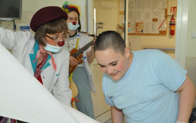 Dzień Dziecka w Wojskowym Instytucie Medycznym Czerwone noski z wizytą w Klinice Pediatrycznej
