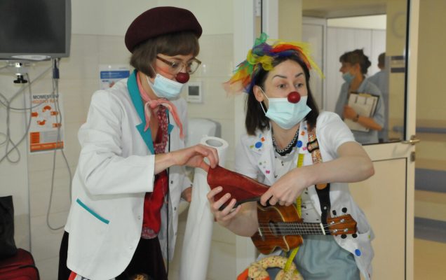 Dzień Dziecka w Wojskowym Instytucie Medycznym Czerwone noski z wizytą w Klinice Pediatrycznej