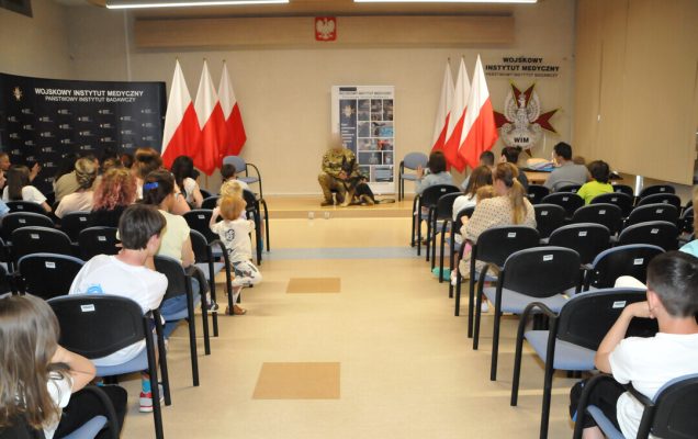Dzień Dziecka w Wojskowym Instytucie Medycznym żołnierz z psem
