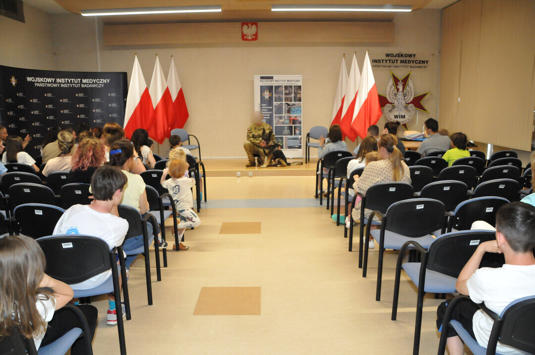 Dzień Dziecka w Wojskowym Instytucie Medycznym żołnierz z psem