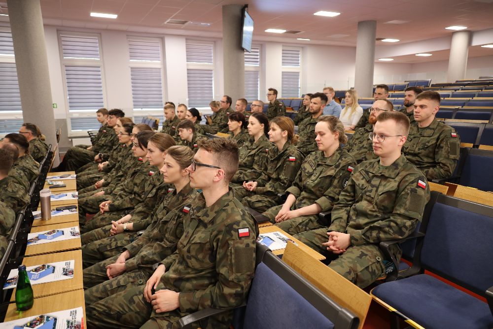 żołnierze podczas wykładu w wojskowym instytucie medycznym w warszawie