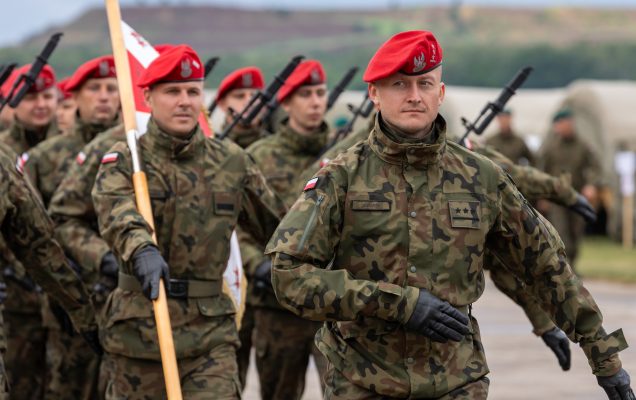Maszerujący żołnierze w czerwonych beretach