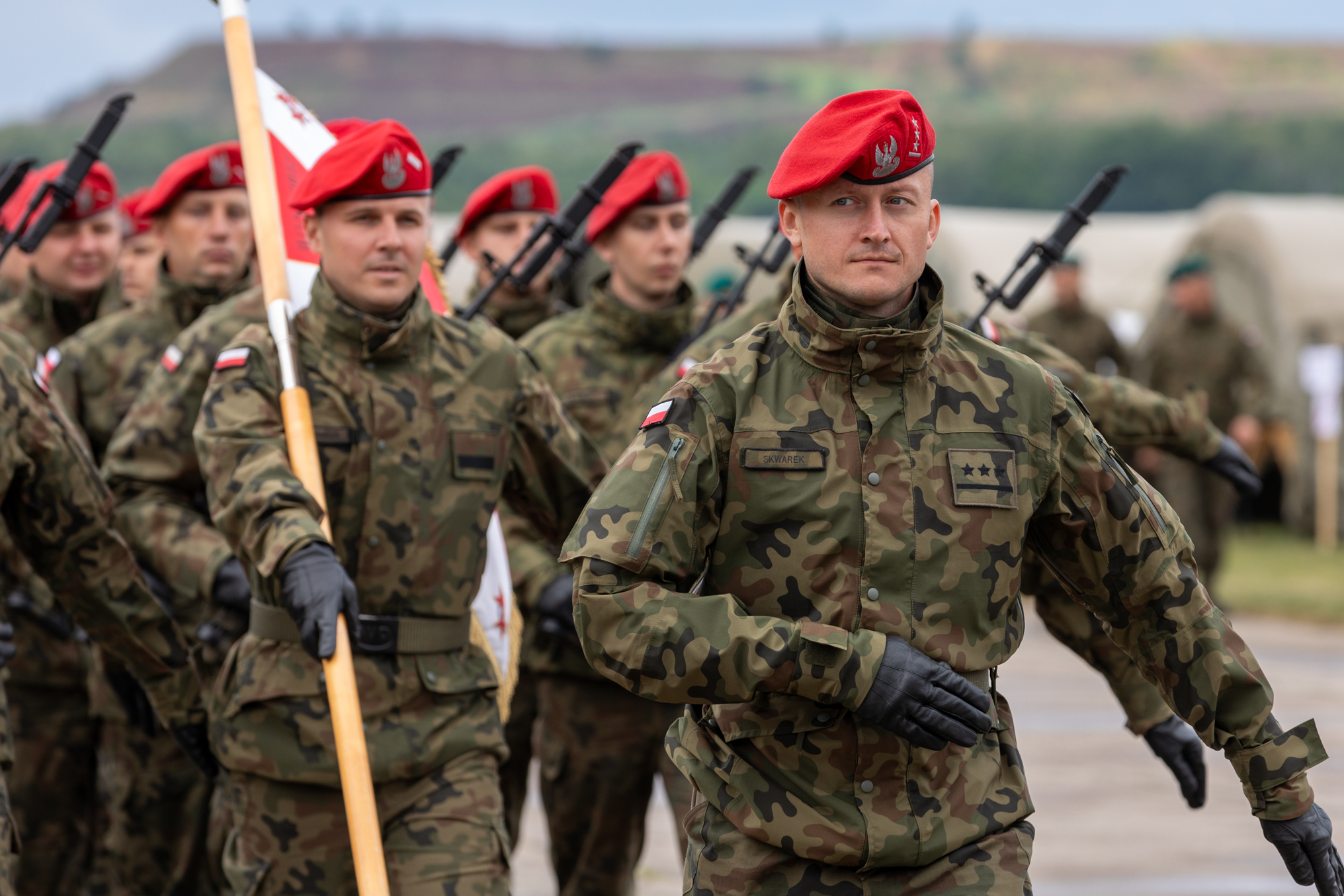 Maszerujący żołnierze w czerwonych beretach