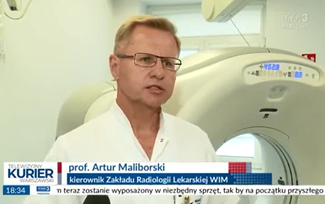 Zrzut ekranu z programu Telewizyjny Kurier Warszawski. Na ekranie twarz doktora Artura Maliborskiego kierownika Zakladu Radiologii Lekarskiej