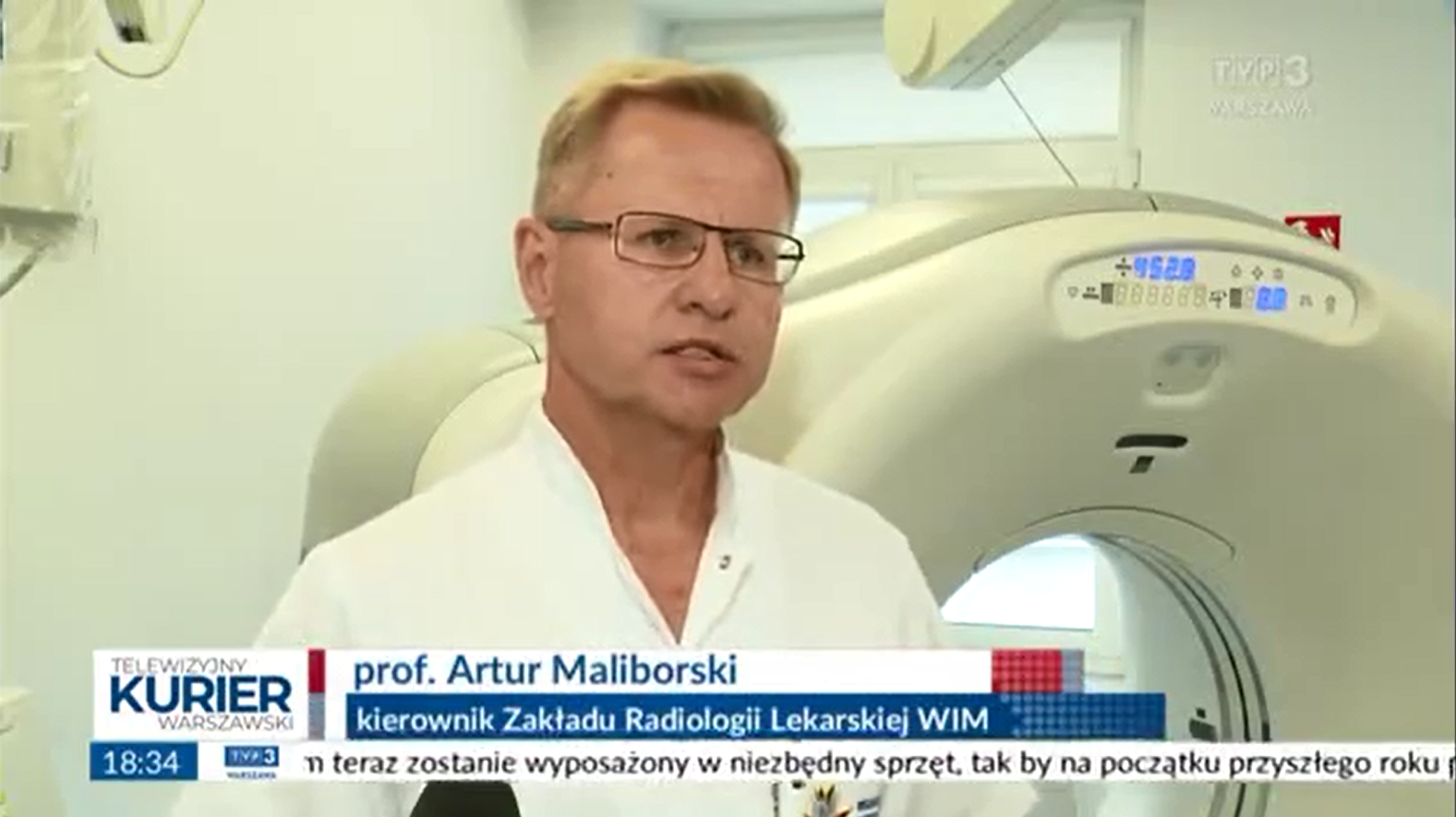 Zrzut ekranu z programu Telewizyjny Kurier Warszawski. Na ekranie twarz doktora Artura Maliborskiego kierownika Zakladu Radiologii Lekarskiej