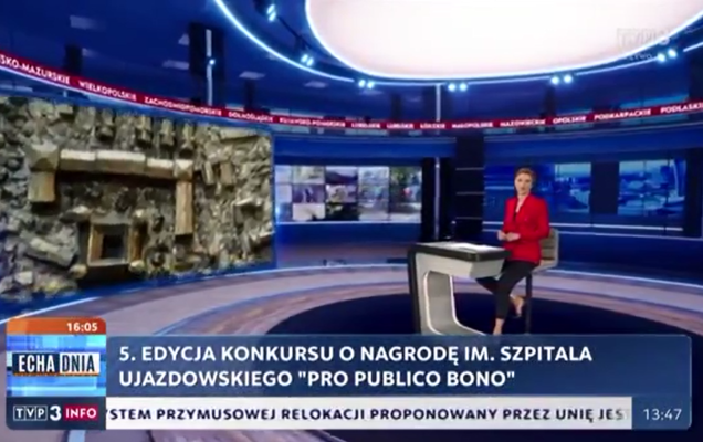 Zrzut ekranu programu telewizyjnego TVP3 Info. Na pierwszym planie prezenterka ubrana w czerwony żakiet. W tle studio telewizyjne.