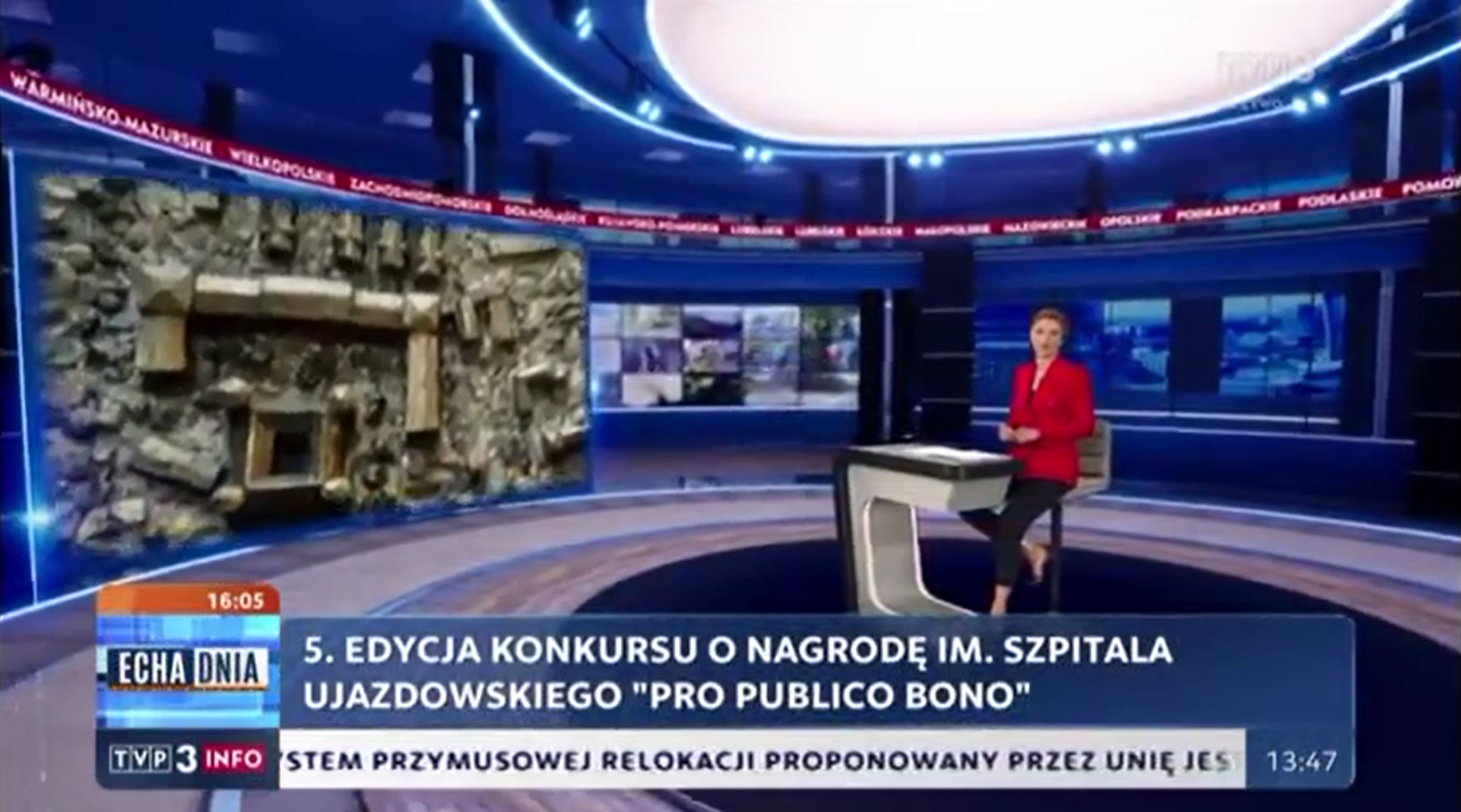 Zrzut ekranu programu telewizyjnego TVP3 Info. Na pierwszym planie prezenterka ubrana w czerwony żakiet. W tle studio telewizyjne.