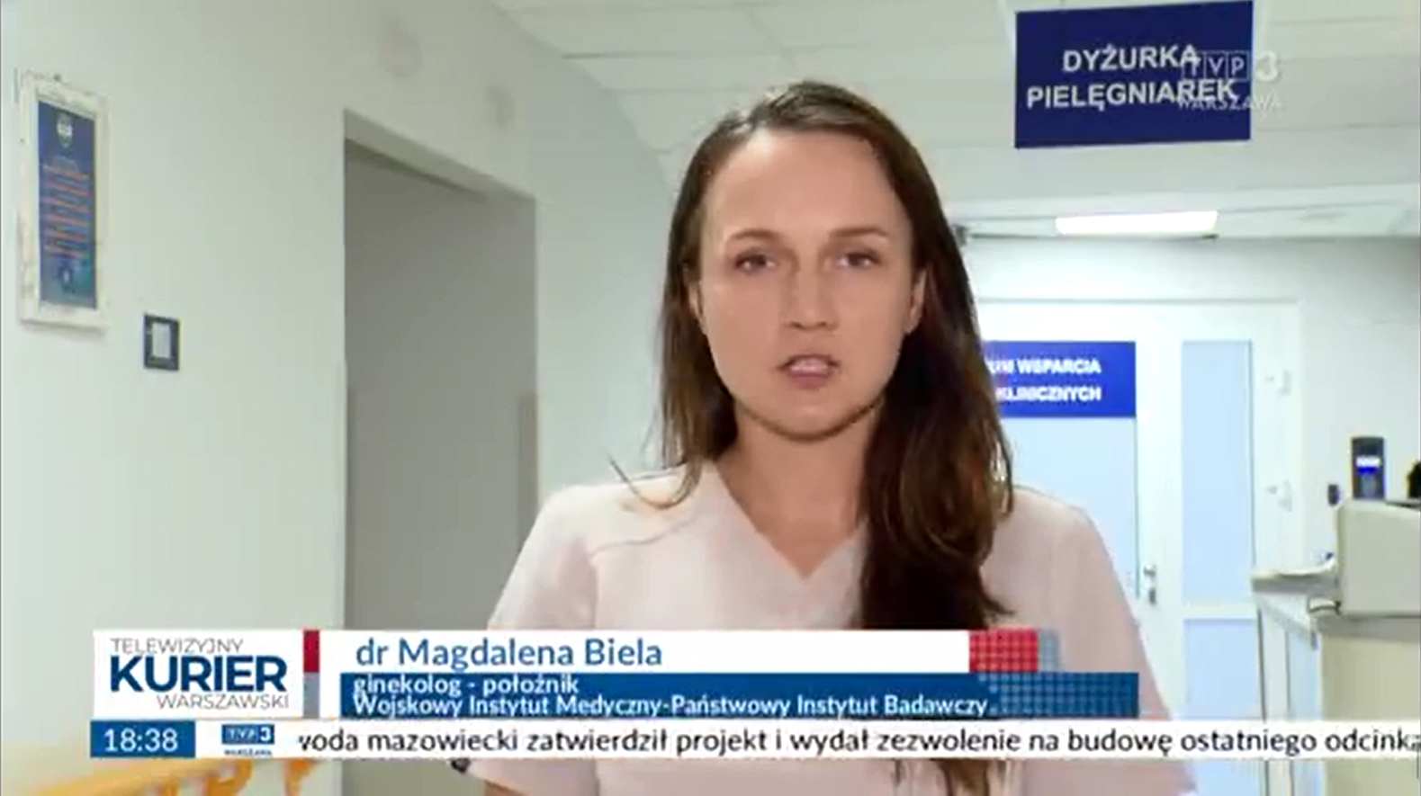 Zrzut ekranu z programu telewizyjnego Telewizyjny Kurier Warszawski. Na zrzucie dr Magdalena Biela udzielająca wywiadu.