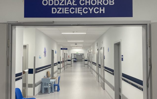 Wejście do oddziału chorób dziecięcych Wojskowego Instytutu medycznego w Legionowie. Nad drzwiami wejściowymi tablica z nazwą odziału.