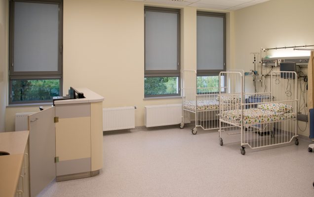 Otwarcie oddziału chorób dziecięcych w szpitalu w Legionowie. Sala z łóżkami dla młodszych dzieci.