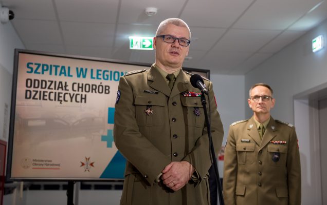 Otwarcie Oddziału Chorób Dziecięcych w szpitalu w Legionowie Wojskowego Instytutu Medycznego. Przemawia komendant Ryczek w tle dyrektor WIM-PIB Grzegorz Gielerak.