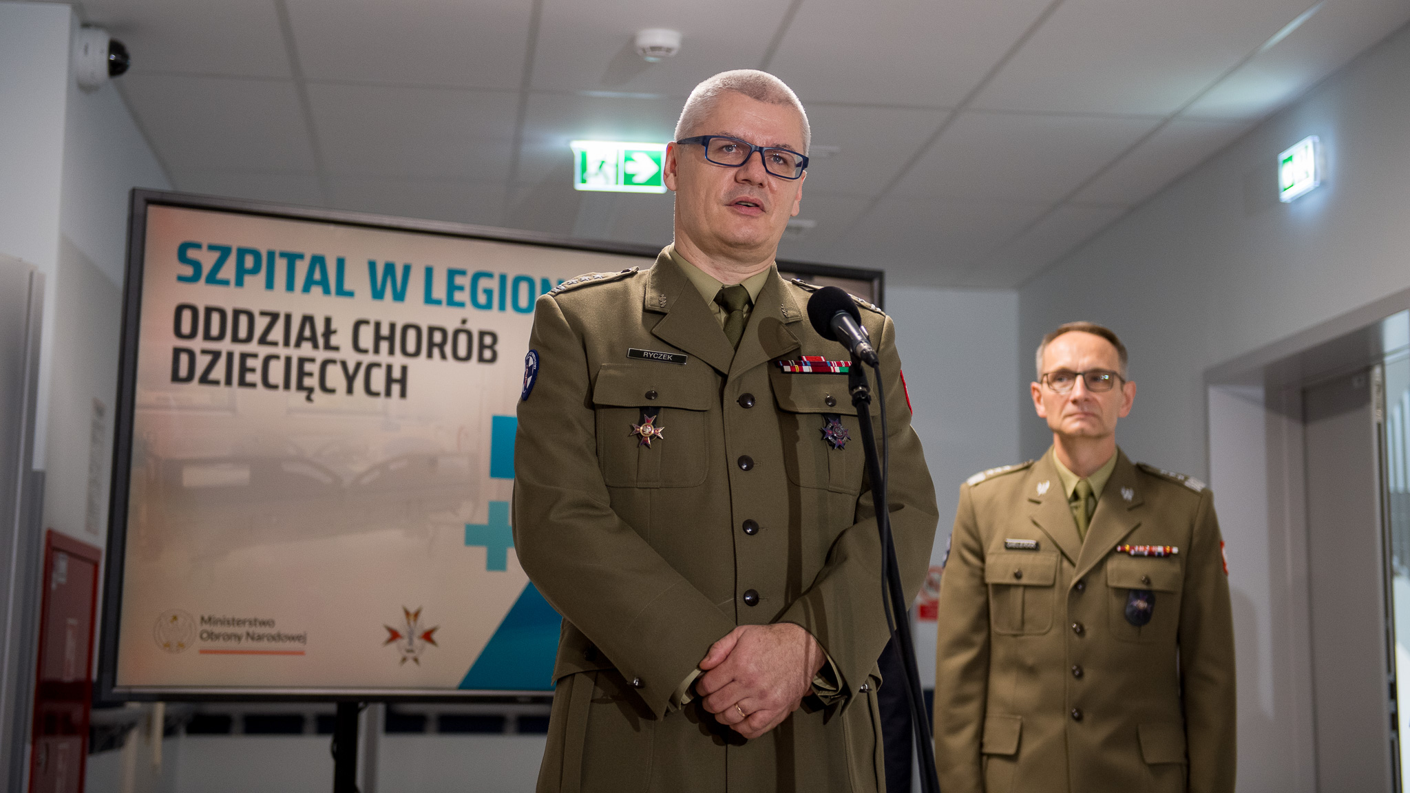 Otwarcie Oddziału Chorób Dziecięcych w szpitalu w Legionowie Wojskowego Instytutu Medycznego. Przemawia komendant Ryczek w tle dyrektor WIM-PIB Grzegorz Gielerak.