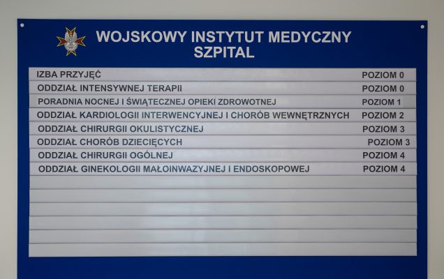 Tablica Informacyjna z wykazem oddziałów szpitala w Legionowie,