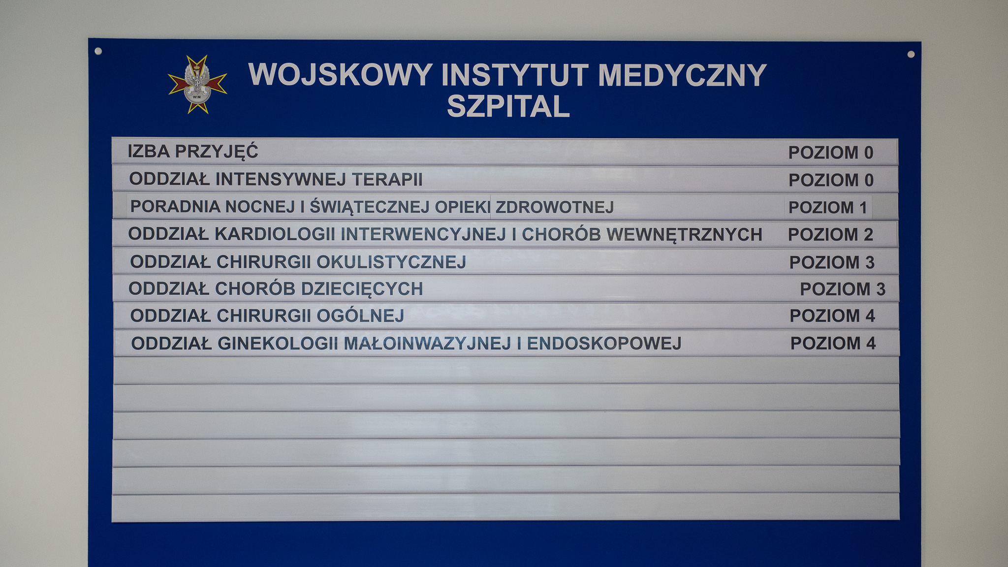 Tablica Informacyjna z wykazem oddziałów szpitala w Legionowie,