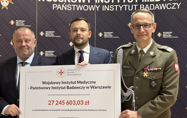 Dofinansowanie dla WIM Grzegorz Gielerak trzyma symboliczny czek