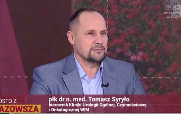 Zrzut ekranu z programu telewizyjnego. Na pierwszym planie Tomasz Syryło kierownik kliniki urologii Wojskowego Instytutu Medycznego w Warszawie