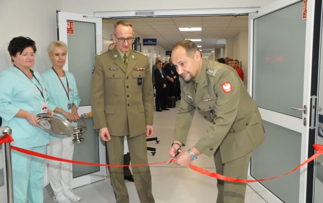Uroczyste otwarcie zmodernizowanej Kliniki Urologii Ogólnej, Czynnościowej i Onkologicznej Wojskowego Instytutu Medycznego w Warszawie. Przecięcie wstęgi.